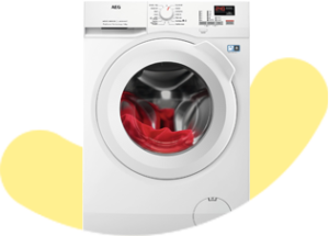 Witte wasmachine waarin een rood kledingstuk wordt gewassen. Op het display van de wasmachine is het toerental te zien.