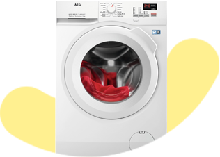 Witte wasmachine waarin een rood kledingstuk wordt gewassen. Op het display van de wasmachine is het toerental te zien.