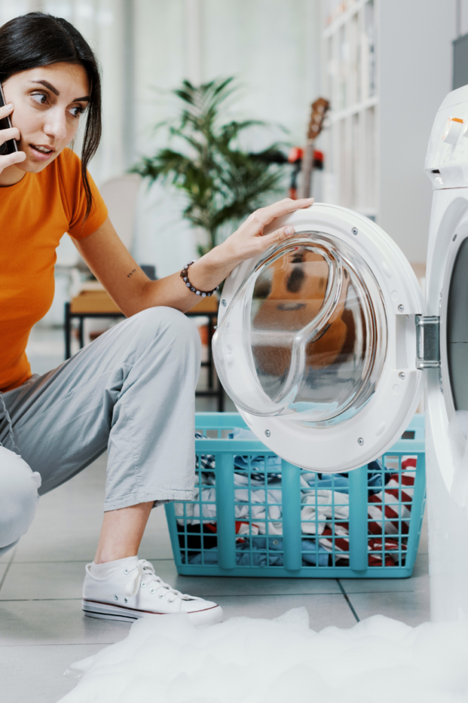 Vrouw heeft probleem met wasmachine en belt naar monteur