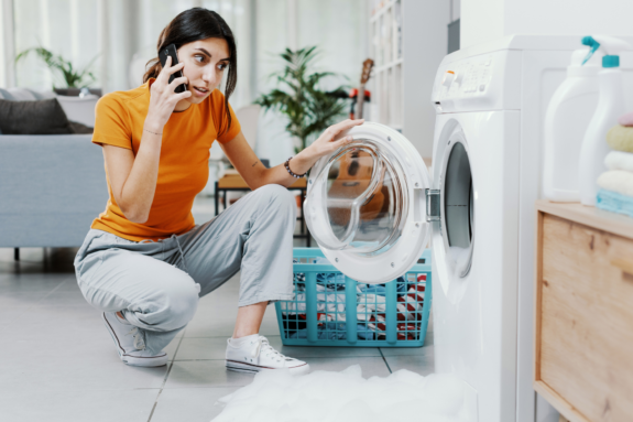 Vrouw heeft probleem met wasmachine en belt naar monteur
